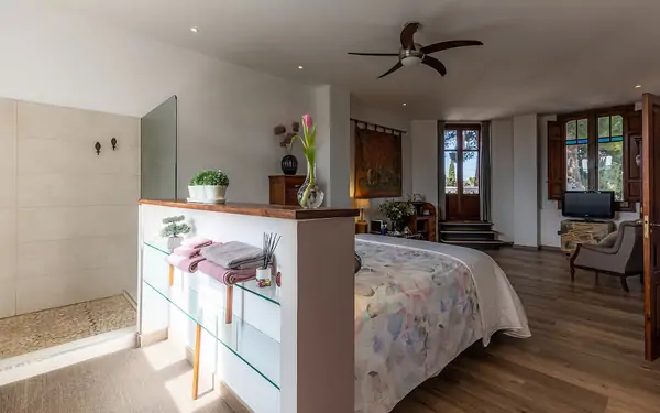 Suite con bañera exenta en Almenara de Copau